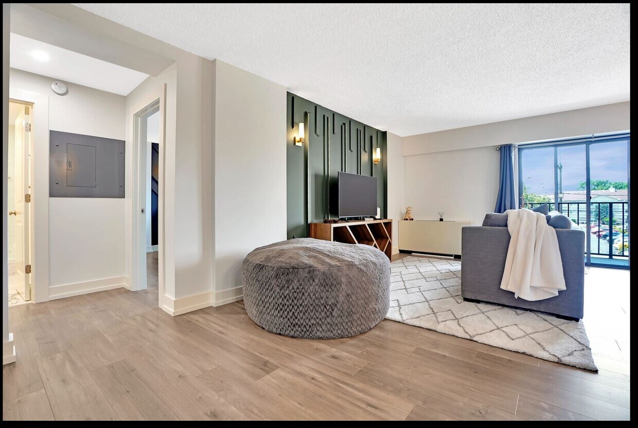 Primary Photo - 10 N Wood Ave