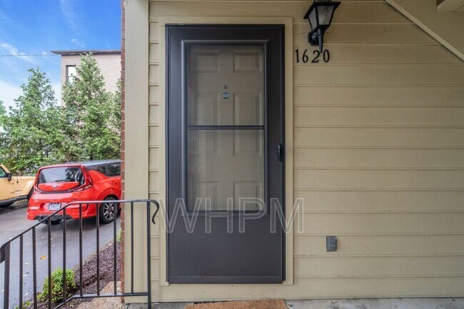 Building Photo - 1620 18th Ave S