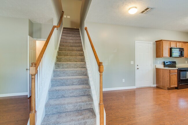 Foto del edificio - This 3 BR/2.5 BA Oak Hill Townhome Should Satisfy Your Standards!!!