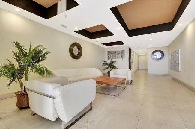 Building Photo - 2924 Collins Ave