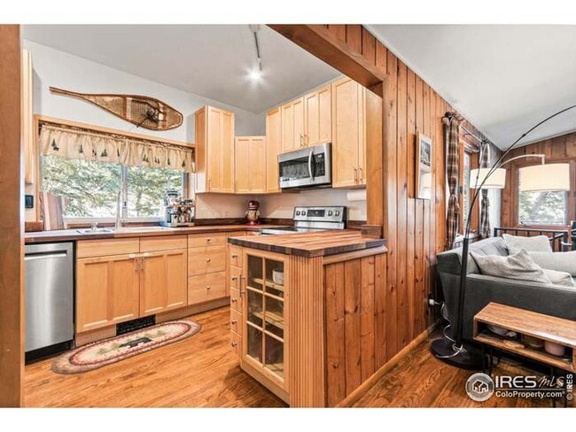 Building Photo - 838 Lakeshore Dr