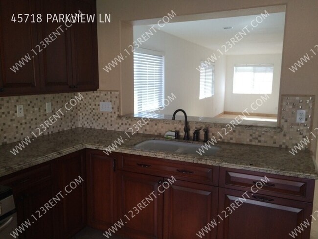 Foto del edificio - 45718 Parkview Ln
