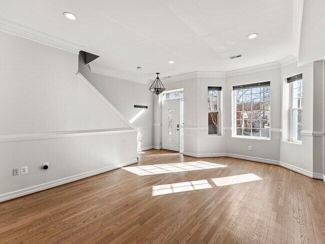 Foto del edificio - 1215 Otis Pl NW