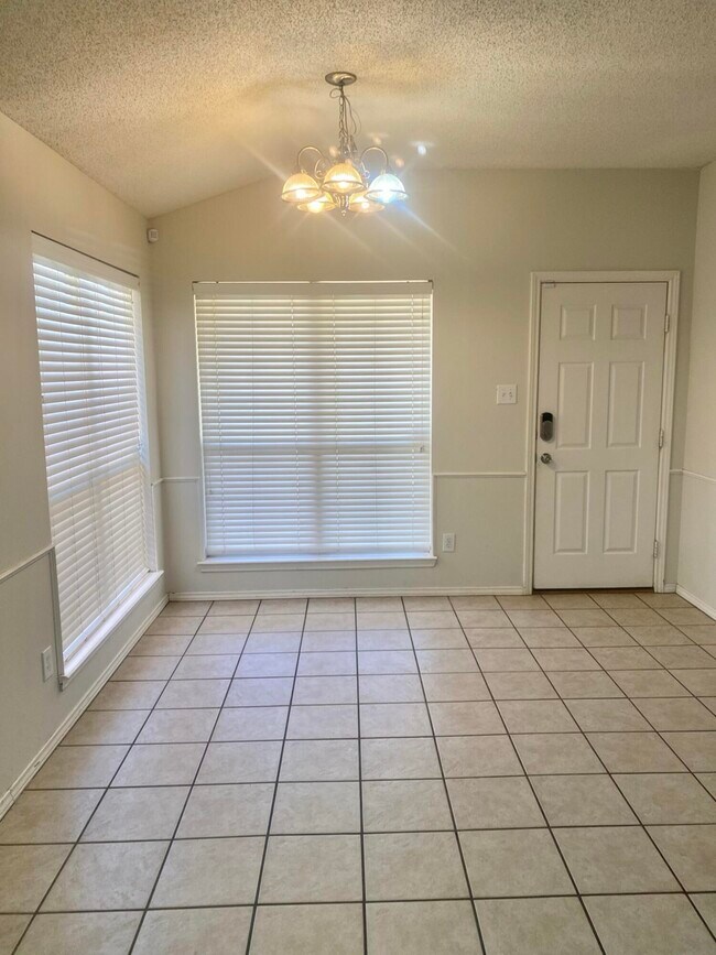 Foto del edificio - 508 N Juneau Ave