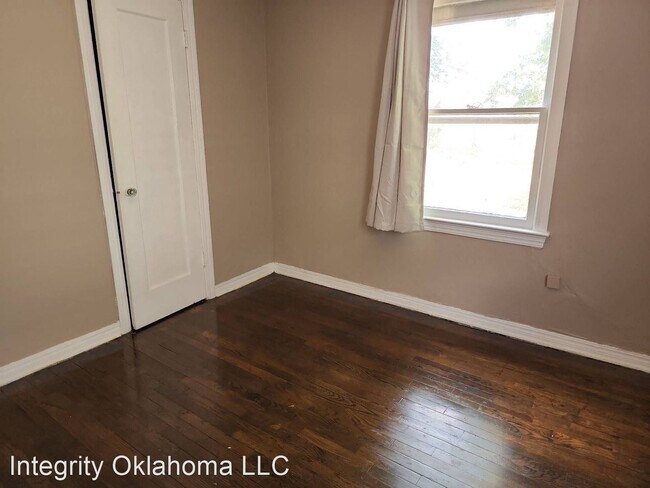 Building Photo - 3 br, 1 bath House - 305 E. Grumman Dr.