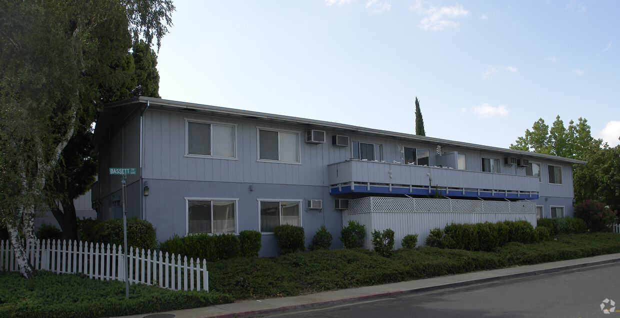 Building Photo - Paramount Arms Apartments