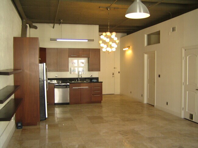 Building Photo - 312 W 5th St