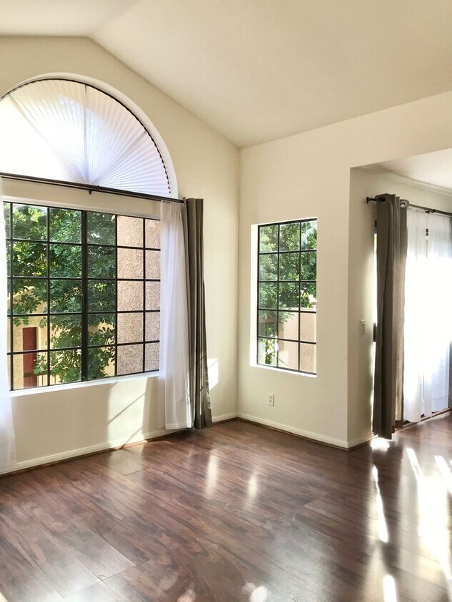 Primary Photo - Bright, spacious 2 bed 2 bath condo in Eas...