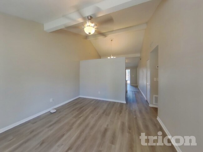 Foto del edificio - 16013 Woodpine Dr