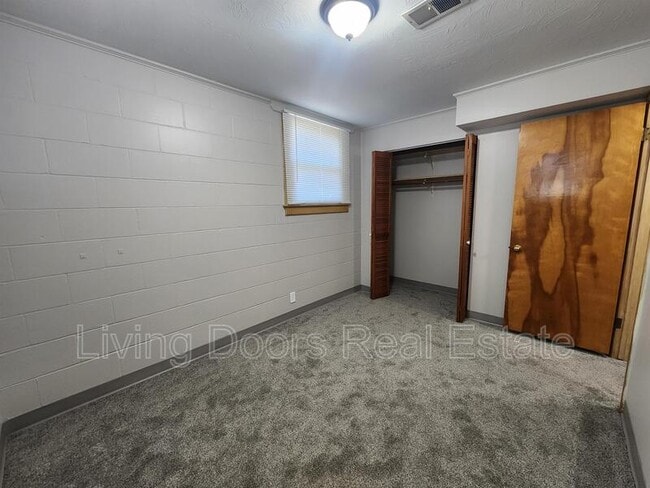 Building Photo - 849 S 45th St