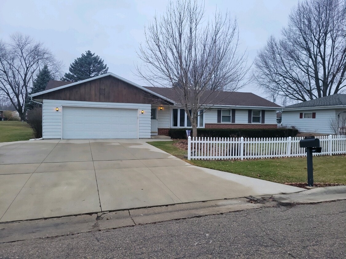 1713 Clover Ln, Janesville, WI 53545 House Rental in Janesville, WI