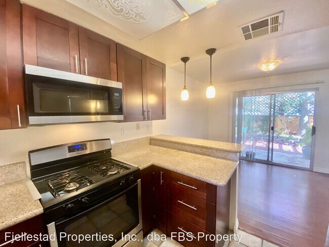 Building Photo - 2 br, 2.5 bath House - 9209 Camino Del Verde
