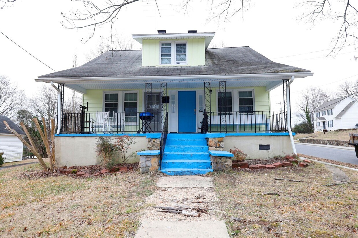Primary Photo - Great corner house in Chapel Hill!