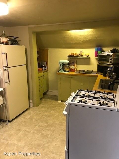 Building Photo - 411 N Tracy Ave