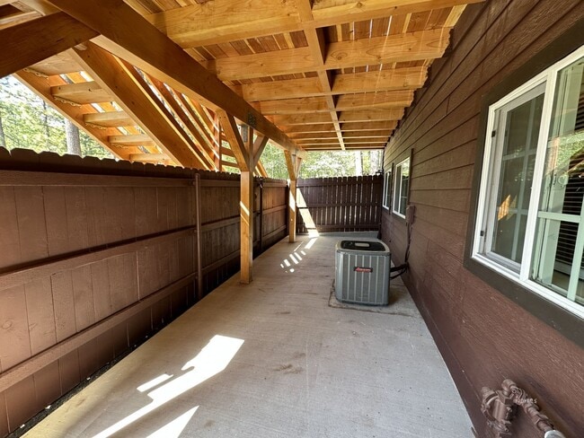 Building Photo - Center of Town 1 Bedroom