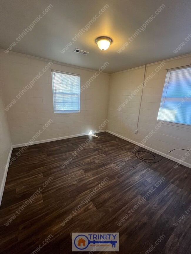 Building Photo - Beautiful Two Bedroom Apartment!