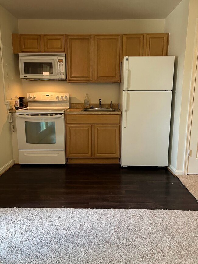 Building Photo - One Bedroom Apartment