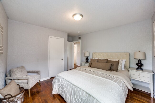 Building Photo - 114 Oxford Dr