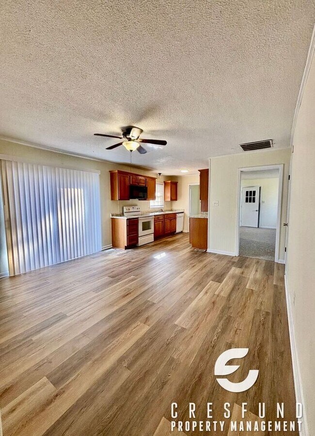 Foto del edificio - *CHRITMAS SPECIAL LEASE SIGNED BY 12/31/25 GET A MONTH FREE* 3 BEDROOM AVAILABLE NOW - Minutes Fr...