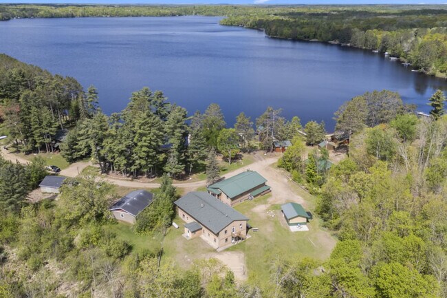 Foto del edificio - 40552 Mary Lake Rd