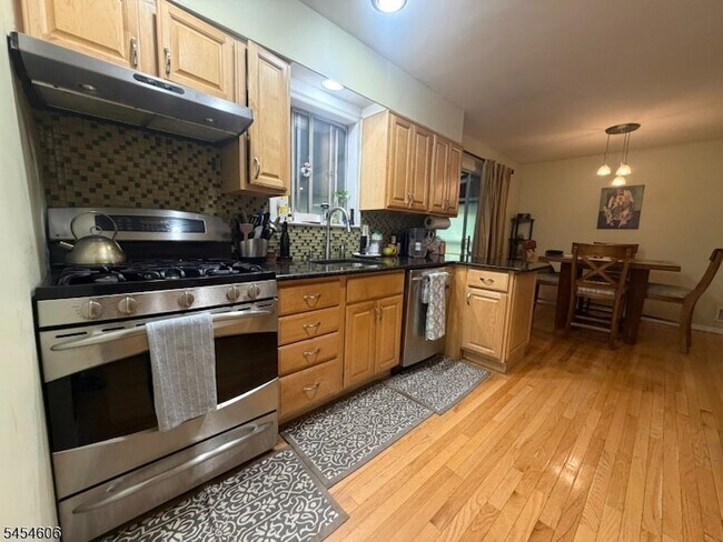 Building Photo - 652 Holly Ln