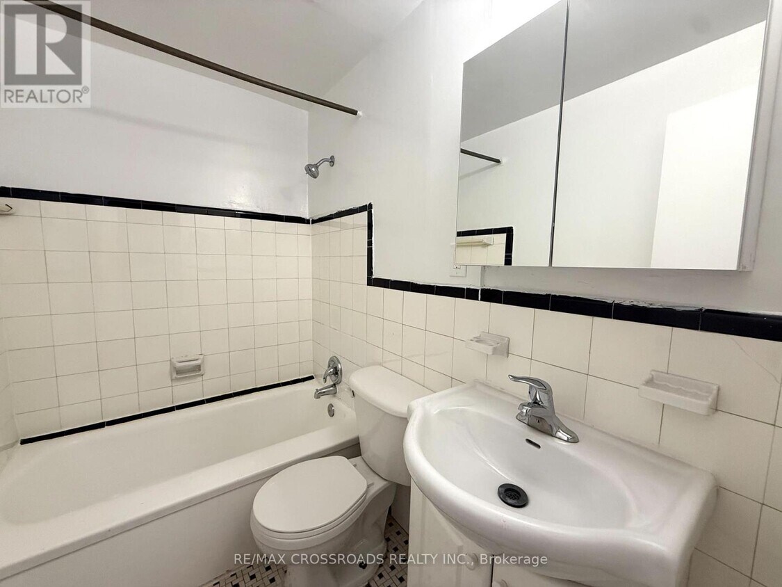 Building Photo - 2770 Yonge St