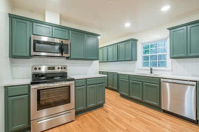 Building Photo - 640 Riverhill Dr