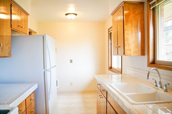 Foto del edificio - Sprawling 2-Story Mid-Century 4-Bed/2-Bath...