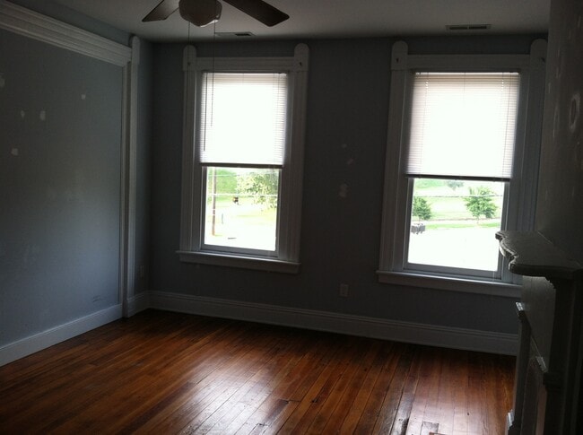 front bedroom - 2105 E Marshall St