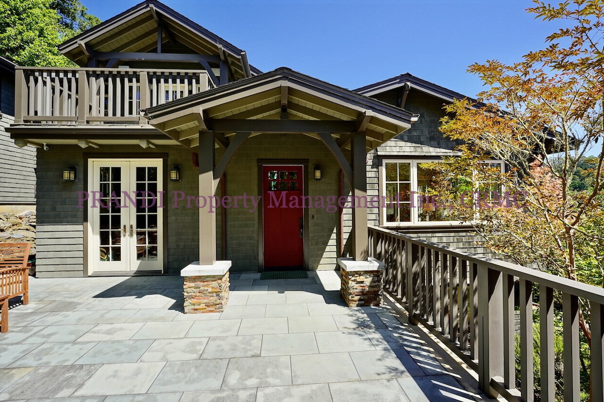 Primary Photo - Majestic Custom-Designed Five-Bedroom Esta...