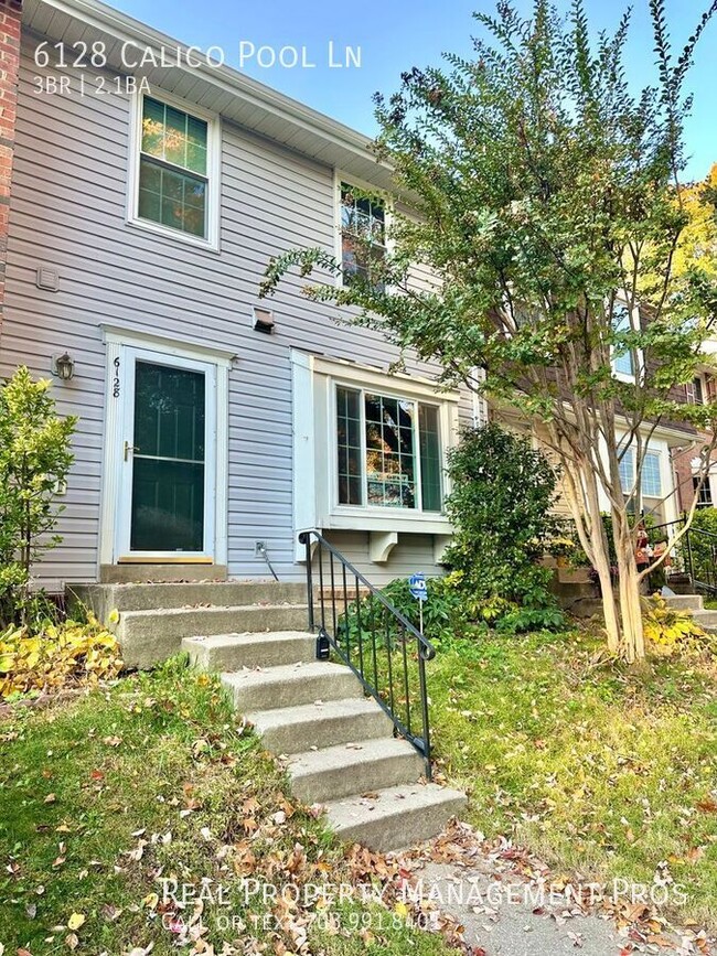 Building Photo - Charming and Updated 3-Level Townhouse for...