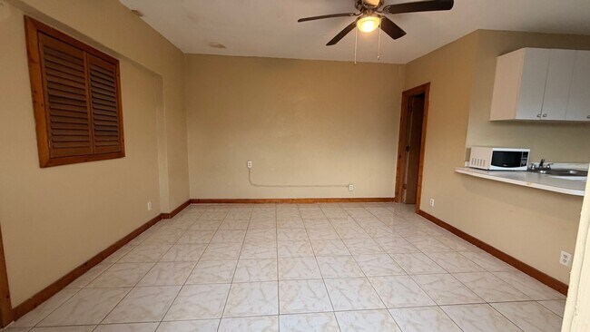Building Photo - 1570 E Breezy Ln