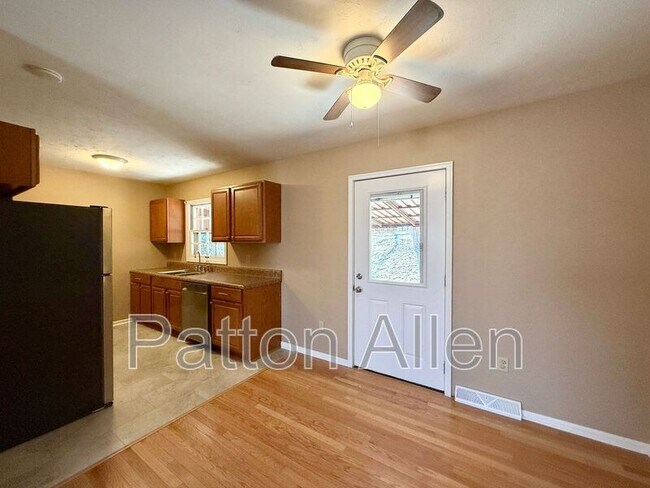 Foto del edificio - 12 W Haith Dr