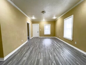 Building Photo - 722 S Hackley St