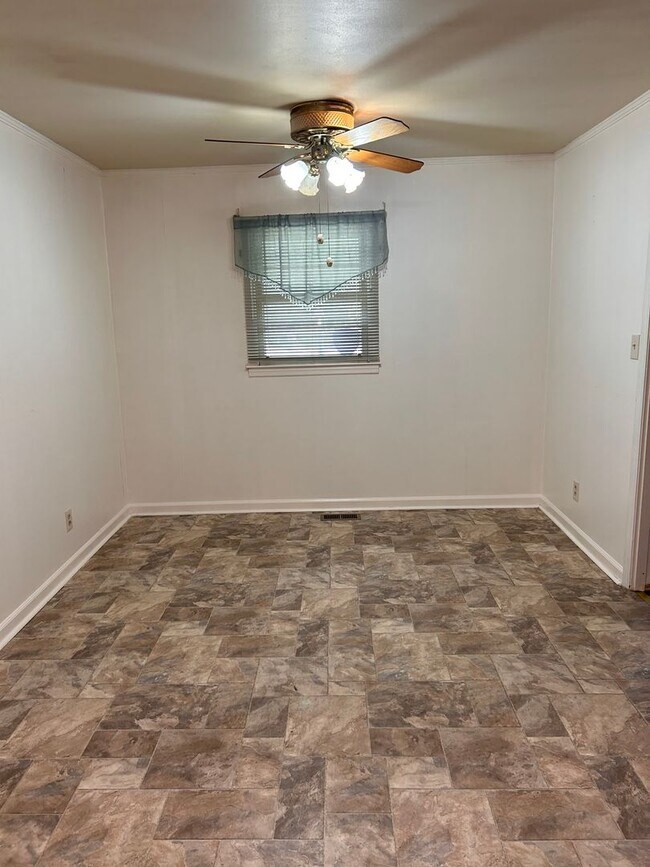 Building Photo - Move In Ready