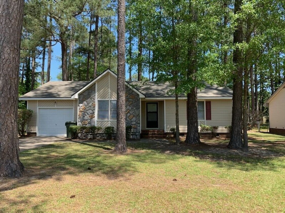 Foto principal - Charming 3 Bed, 2 Bath Home in Fayetteville