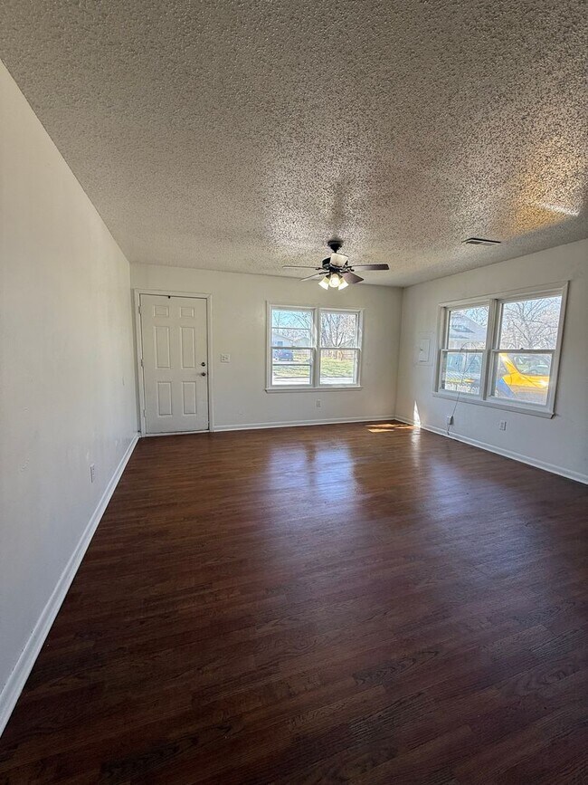 Foto del edificio - Large Open Floor Plan. 2 Bedroom and 1 Bathroom