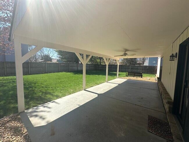 Building Photo - 717 Saint Nicholas Dr