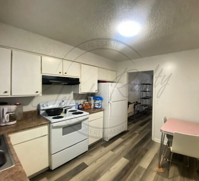 Foto del edificio - Roommate Wanted – Private Bedroom in 2-Bed...