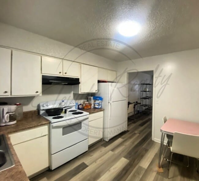 Building Photo - Roommate Wanted – Private Bedroom in 2-Bed...