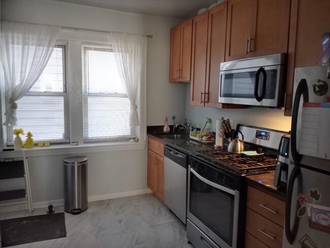 Building Photo - Top Floor, Spacious 2 Bed Apartment in Fan...