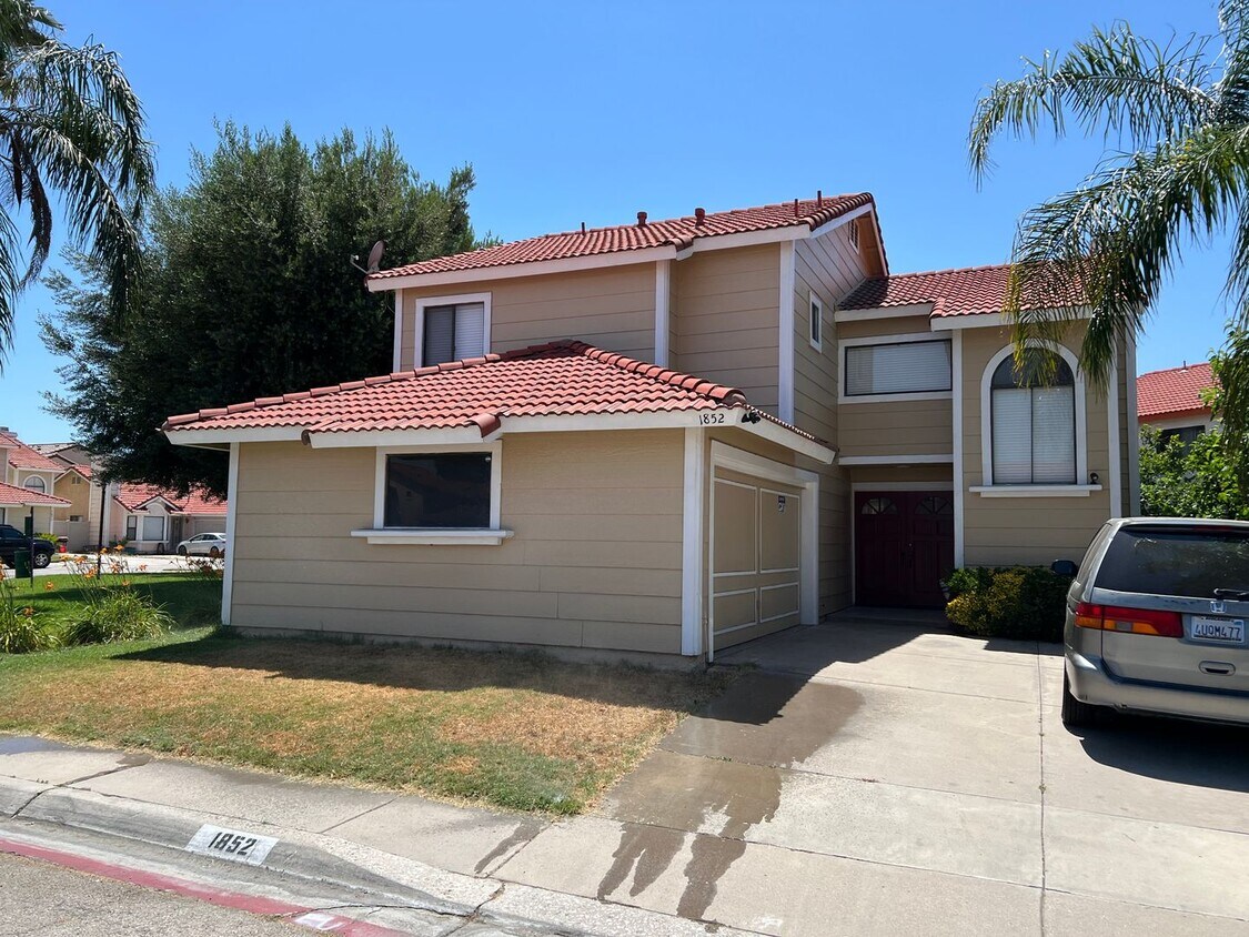 Primary Photo - REMODELED 3bedroom 2.5 Bathroom House