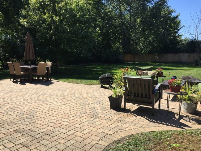 Building Photo - 664 Helen Dr