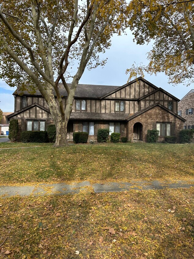 Building Photo - 5414 Glenridge Dr