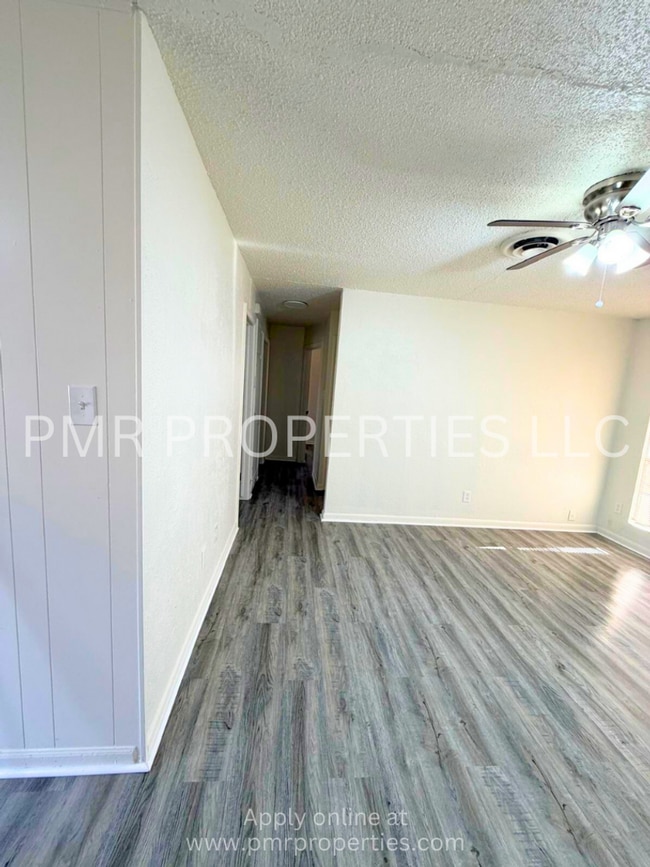 Building Photo - 3 Bedrooms/1 Bathroom House