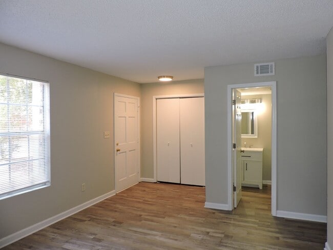 Building Photo - Convenient to schools & shopping!