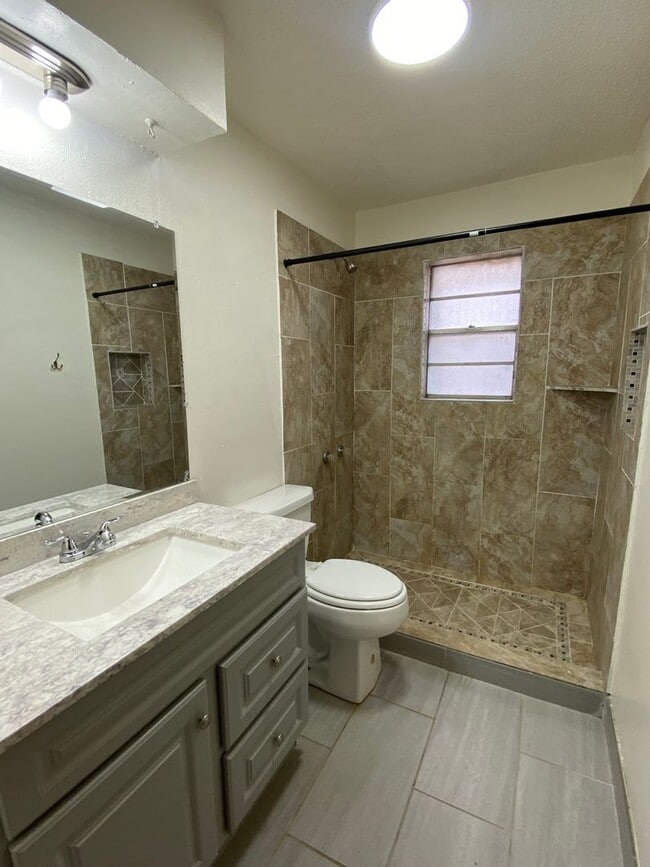 Building Photo - 3 Bed 2.5 bath