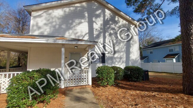 Building Photo - St. Andrews townhouse - 50% off first month!