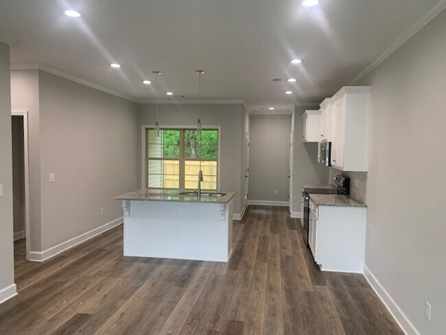 Building Photo - 3 Bed / 2.5 Bath Townhouse