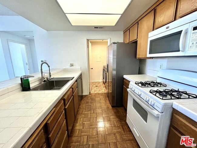 Building Photo - 2567 Plaza del Amo